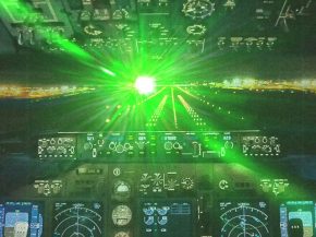 
Un juge fédéral américain a condamné un homme à deux ans de prison ferme pour avoir pointé un laser sur le cockpit d’un a
