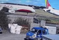 
Un avion de tourisme a raté son atterrissage à Cotswold, percutant le train d’atterrissage d’un Airbus A321stationné et fi