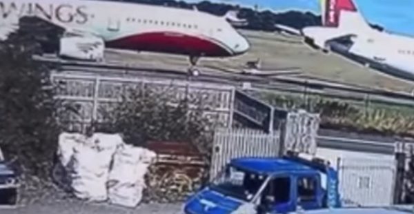 
Un avion de tourisme a raté son atterrissage à Cotswold, percutant le train d’atterrissage d’un Airbus A321stationné et fi