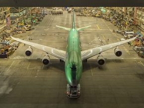 
Le dernier Boeing 747 assemblé, un 747-8F destiné à Atlas Air, a dessiné dans le ciel un joli message d’adieu lors de son v