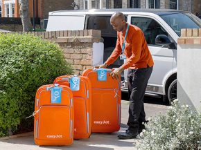 Les passagers de la compagnie aérienne low cost easyJet décollant de Londres-Gatwick peuvent désormais faire transporter leurs 