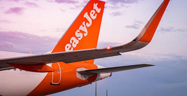 
easyJet a annoncé hier qu’elle réduisait sa capacité de vols à   20 % au plus » de ce qu’elle prévoyait initialement p