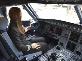 
La low cost easyJet relance les candidatures auprès de 200 aspirants pilotes pour rejoindre son programme de formation de pilote