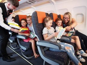 La compagnie aérienne low cost easyJet lance en France et en Europe   Flybrary », une bibliothèque en vol pour encourager les 