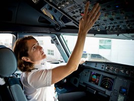 La compagnie aérienne low cost easyJet a doublé le nombre de recrutements de femmes pilotes en un an, dans le cadre de son initi