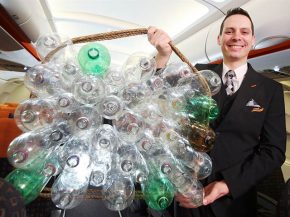 
La compagnie aérienne low cost easyJet a présenté de nouveaux uniformes de pilotes, hôtesse de l’air et stewards fabriqués