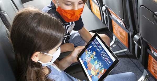 
La compagnie aérienne low cost easyJet met à disposition dans ses avions des livres pour enfants pour apprendre une nouvelle la