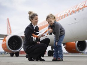 
La compagnie aérienne low cost easyJet lance une nouvelle campagne de recrutement de plus de 1000 pilotes pour les cinq prochain