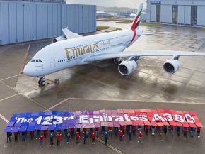 
Le tout dernier Airbus A380 a rejoint jeudi la flotte de la compagnie aérienne Emirates Airlines, tandis qu’en Alabama Delta A