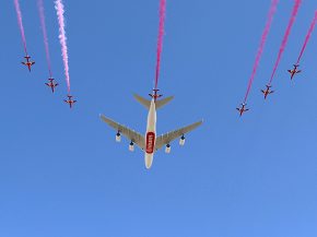 
La compagnie Emirates Airlines et l équipe de voltige de la Royal Air Force, les Red Arrows, ont opéré hier à Dubaï un survo