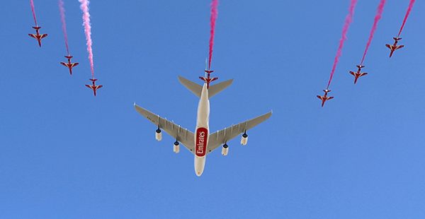 
La compagnie Emirates Airlines et l équipe de voltige de la Royal Air Force, les Red Arrows, ont opéré hier à Dubaï un survo