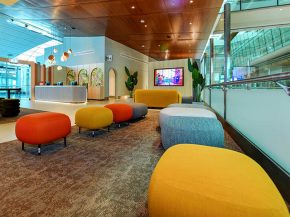 
La compagnie aérienne Emirates Airlines a dévoilé à l’aéroport de Dubaï son nouveau salon d embarquement dédié aux jeun