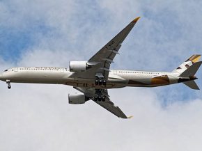 
La compagnie aérienne Etihad Airways a finalement accueilli à Abou Dhabi le premier des cinq Airbus A350-1000 officiellement li