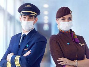 
La compagnie aérienne Etihad Airways a annoncé mercredi être la première au monde à avoir vacciné tous ses pilotes, hôtess