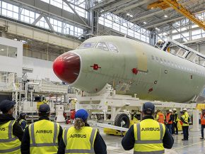 
Airbus a inauguré lundi à Toulouse sa nouvelle ligne d’assemblage final (FAL) pour les monocouloirs remotorisés de la famill