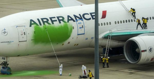 
Des militants de Greenpeace qui avaient maculé de vert un avion de la compagnie aérienne Air France vendredi dernier à Roissy 
