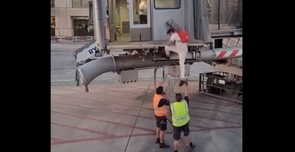 
Un passager de la compagnie aérienne low cost Ryanair arrivé en retard a tenté de descendre de la passerelle d’embarquement 
