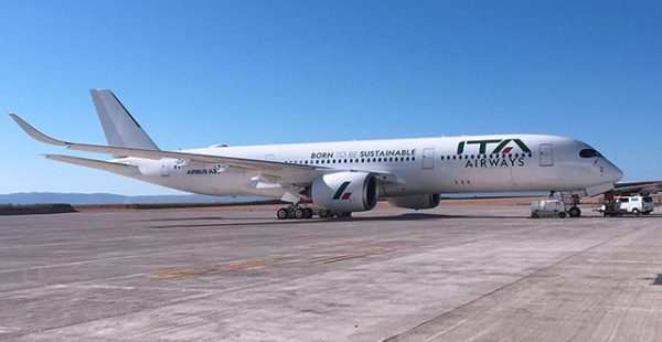 
La compagnie aérienne ITA Airways a dévoilé un nouvel Airbus A350-900 à la livrée spéciale toute blanche dédiée à la dur