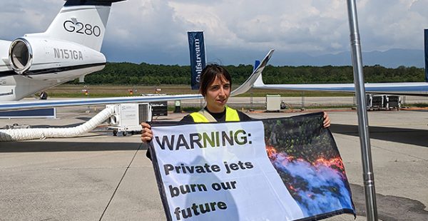 
Une centaine de militants pour le climat ont manifesté mardi à l aéroport de Genève, où le trafic aérien a été suspendu p