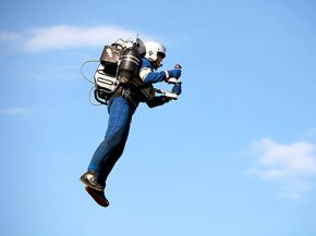 Deux pilotes des compagnies aériennes American Airlines et JetBlue Airways ont déclaré avoir aperçu un homme en jetpack volant