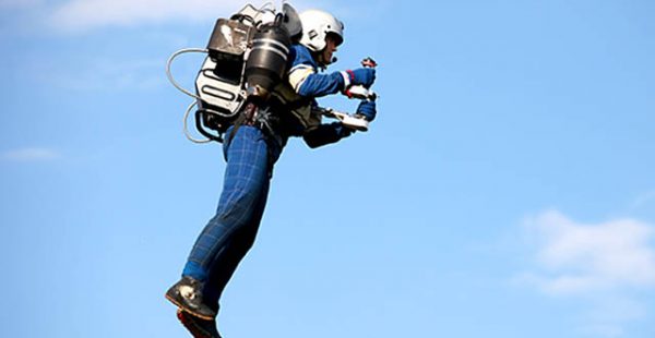 Deux pilotes des compagnies aériennes American Airlines et JetBlue Airways ont déclaré avoir aperçu un homme en jetpack volant