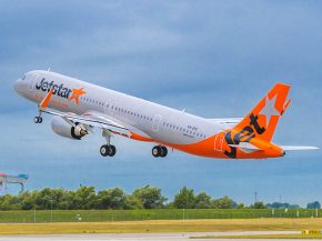 
Après avoir réalisé que ses bagages à main dépassaient la limite de poids maximale de sept kilos, une passagère en Australi