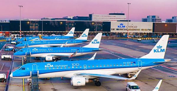 
L’aéroport d’Amsterdam-Schiphol a annoncé jeudi son intention de limiter le nombre quotidien de passagers en juillet et en 