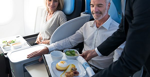 
La Compagnie Boutique Airline a dévoilé pour ses vols 100% classe Affaires de nouveaux menus, et une carte de vins 100% bio.
La