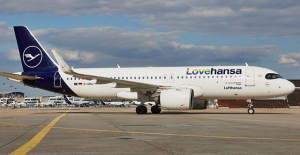 
La compagnie aérienne Lufthansa a mis en service pour le Mois des fiertés un de ses Airbus A320neo revêtu d’une livrée et d