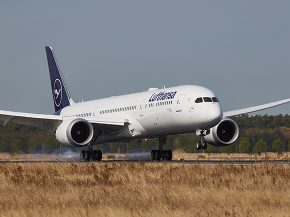 
Le premier Boeing 787-9 Dreamliner de la compagnie aérienne Lufthansa entrera en service régulier mercredi prochain, mais en at