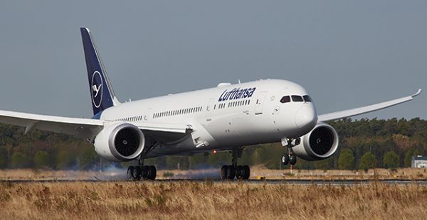 
Le premier Boeing 787-9 Dreamliner de la compagnie aérienne Lufthansa entrera en service régulier mercredi prochain, mais en at