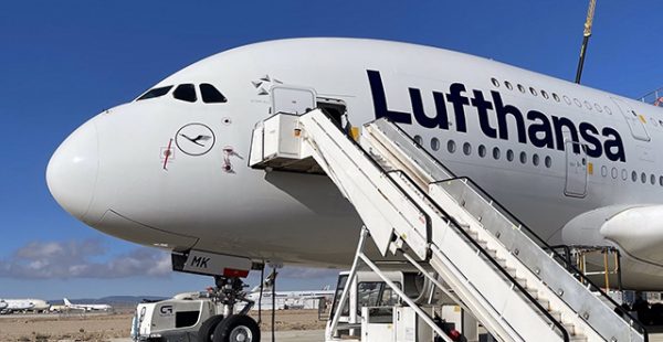 
Un premier Airbus A380 de la compagnie aérienne Lufthansa est sorti du stockage de longue durée à Teruel, sa remise en service