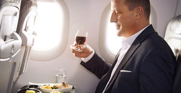 
Lufthansa renforce ses services à bord, offrant plus de choix de plats, de divertissement et de durabilité à l avenir.
À part
