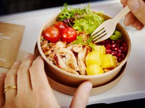 
La compagnie aérienne Lufthansa propose à ses clients d’acheter avant l’atterrissage et à moindre prix des aliments frais 