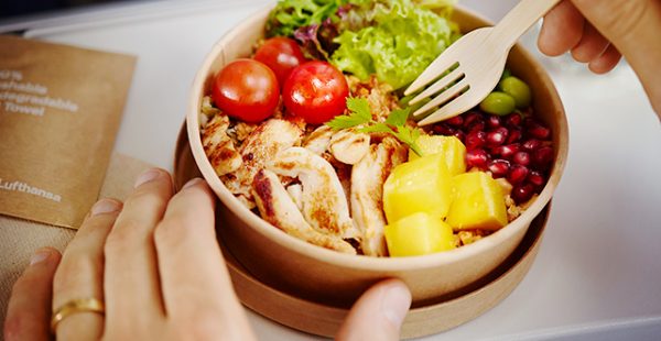 
La compagnie aérienne Lufthansa propose à ses clients d’acheter avant l’atterrissage et à moindre prix des aliments frais 