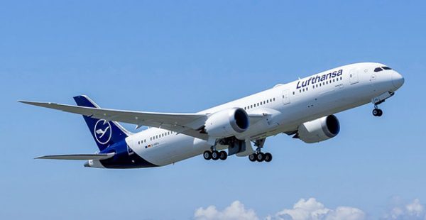 
La compagnie aérienne Lufthansa a reçu lundi le premier des 32 Boeing 787-9 Dreamliner attendus, son arrivée à Francfort éta