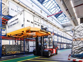 
La compagnie aérienne Lufthansa Cargo renforce son offre pour le prochain transport des vaccins contre la Covid-19, dont le prem