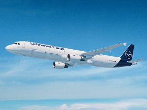 
La compagnie aérienne Lufthansa Cargo a opéré mardi son premier vol en Airbus A321P2F, un avion passager converti pour le tran