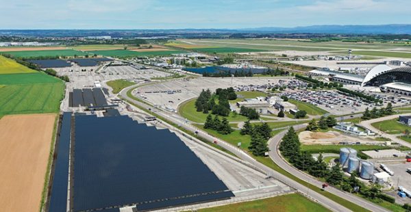 
Le projet de centrale photovoltaïque en ombrières à l’aéroport Lyon-Saint Exupéry a été validé par la Commission d