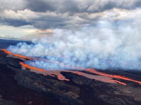 
La première éruption depuis 1984 du volcan Mauna Loa est spectaculaire mais n’a pour l’instant pas d’impact sur le trafic