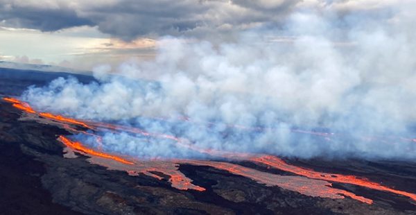 
La première éruption depuis 1984 du volcan Mauna Loa est spectaculaire mais n’a pour l’instant pas d’impact sur le trafic