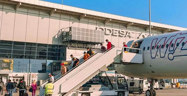 
Un missile a endommagé la piste de l’aéroport d’Odessa, tandis que la compagnie aérienne Ukraine International Airlines (U