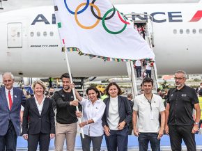 
Le drapeau olympique et une délégation d’athlètes médaillés à Tokyo se sont posés lundi à Paris, après avoir voyagé s