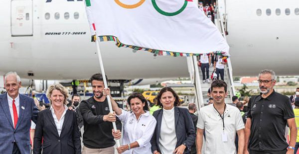 
Le drapeau olympique et une délégation d’athlètes médaillés à Tokyo se sont posés lundi à Paris, après avoir voyagé s