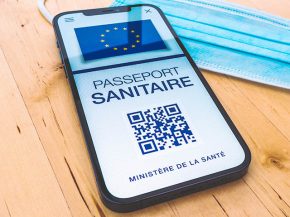 
Le gouvernement français envisage de recourir au passe sanitaire à l arrivée dans l Hexagone, en Corse et dans l Outre-mer, se
