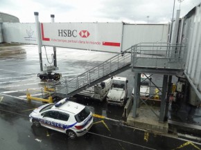 Onze personnes ont été placées en garde à vue et parmi elles huit personnes ont été inculpées vendredi dans le cadre d une 