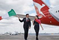
Qantas a annoncé hier qu elle allait supprimer ses uniformes genrés, autorisant le personnel de cabine masculin à se maquiller