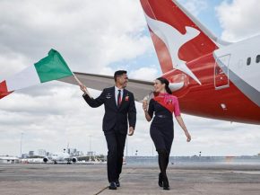 
Qantas a annoncé hier qu elle allait supprimer ses uniformes genrés, autorisant le personnel de cabine masculin à se maquiller