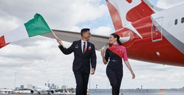 
Qantas a annoncé hier qu elle allait supprimer ses uniformes genrés, autorisant le personnel de cabine masculin à se maquiller