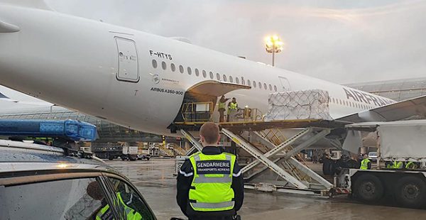 
Le sarcophage du pharaon Ramsès II est arrivée à Paris à bord d’un Airbus A350-900 de la compagnie aérienne Air France, av
